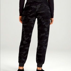 Scuba High Rise Jogger.